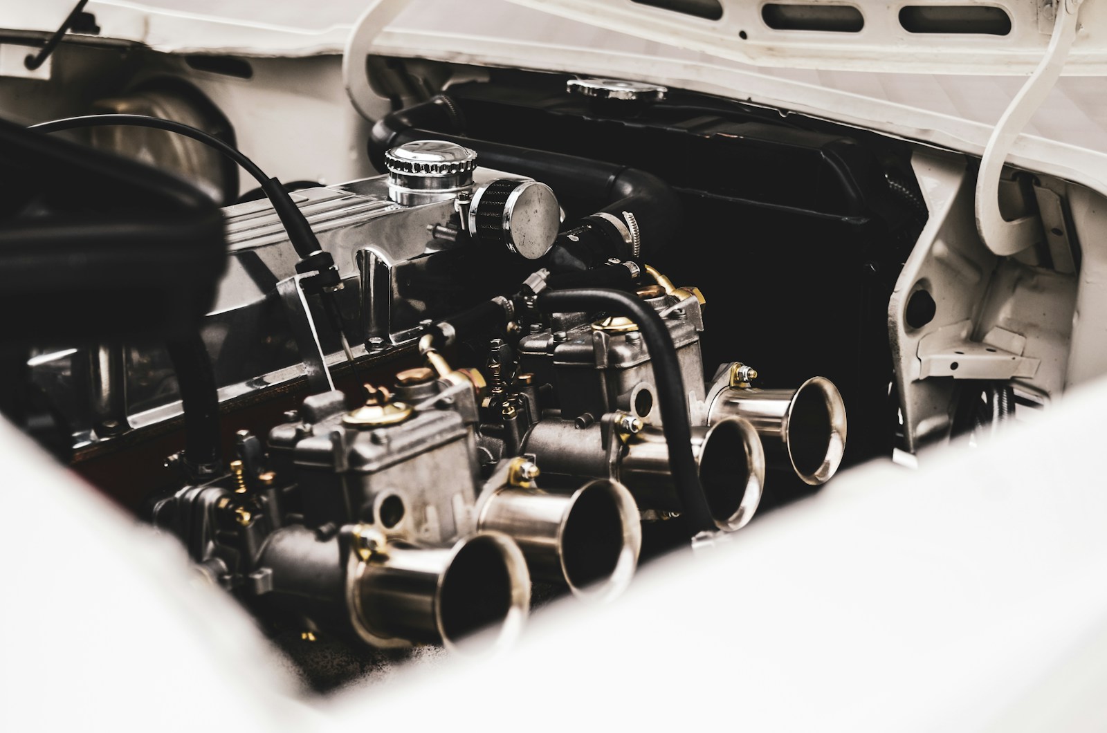 Die Entwicklung und Funktionsweise von Automotoren und Vergasern: Geschichte, Technik und Faszination